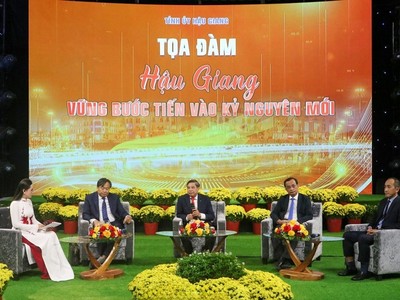 Ông Đồng Văn Thanh – Bí thư Tỉnh ủy, Chủ tịch UBND tỉnh Hậu Giang phát biểu tại buổi tọa đàm. Ảnh: Hứa Khoa