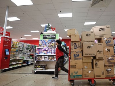 Nhân viên làm việc tại một cửa hàng bán lẻ Target ở thành phố Chicago, Mỹ. Ảnh: AFP