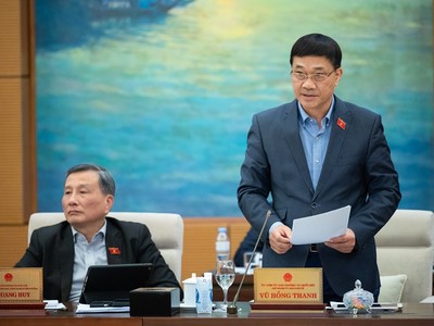 Chủ nhiệm Ủy ban Kl992 cổng game cá cược Vũ Hồng Thanh trình bày báo cáo thẩm tra.