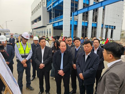 Ông Lê Tiến Châu, Bí thư Thành ủy Hải Phòng và các thành viên trong đoàn nghe báo cáo về tiến độ xây dựng Nhà máy Kl994 nhà cái bóng đá world cup vật liệu phân hủy sinh học công nghệ cao ECOVANCE