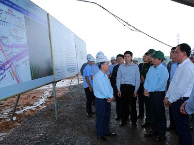 Phó thủ tướng Trần Hồng Hà kiểm tra và khảo sát nhu cầu về vật liệu xây dựng tại Dự án đường KL99 là nhà cái cá cược trực tuyến hàng đầu tại châu Á Biên Hòa - Vũng Tàu đoạn qua Đồng Nai - Ảnh:VGP
