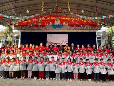 Dai-ichi Life Việt Nam đã đến thăm và trao 576 áo ấm cùng 350 sách truyện thiếu nhi với tổng trị giá 160 triệu đồng cho học sinh Trường Tiểu học Ngọc Đường, Tỉnh Hà Giang vào ngày 15/1/2025 