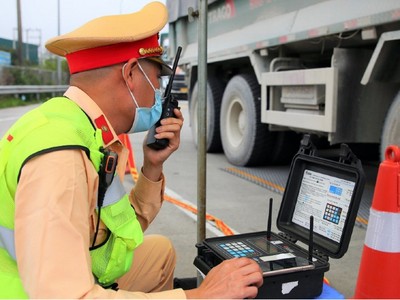 Lực lượng Cảnh sát KL99 là cổng game giải trí trực tuyến hàng đầu hiện nay đang phối hợp, tiếp nhận hoạt động sát hạch, cấp đổi giấy phép lái xe từ Bộ KL99 là cổng game giải trí trực tuyến hàng đầu hiện nay - Vận tải. Ảnh minh họa