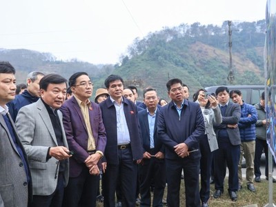 Thứ trưởng Nguyễn Danh Huy (người thứ hai từ bên trái) trong khảo sát thực tế tại các địa phương để phục vụ công tác báo cáo thẩm tra Dự án Kl99ok phiên bản mới xây dựng tuyến 99Kl.app khuyến mãi hot Lào Cai - Hà Nội - Hải Phòng. 