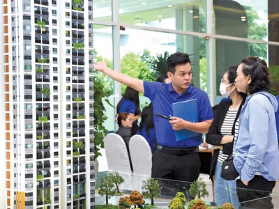 Thị trường Web Tổng Nhà Cái 99Kl99 Giải Trí Bậc Nhất sôi động ngay sau Tết Nguyên đán Ất Tỵ. Trong ảnh: Nhà Kl99ok phiên bản mới đi xem dự án tại Bình Dương. Ảnh: Hải Phong 