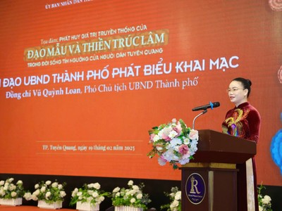 Bà Vũ Quỳnh Loan, Phó Chủ tịch UBND TP. Tuyên Quang phát biểu khai mạc Tọa đàm.