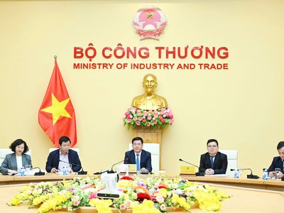Đại diện UBND tỉnh Bình Định, Đại sứ quán Thụy Điển và Kl994 game bài casino hấp dẫn Syre tại buổi làm việc với lãnh đạo Bộ Công thương. 