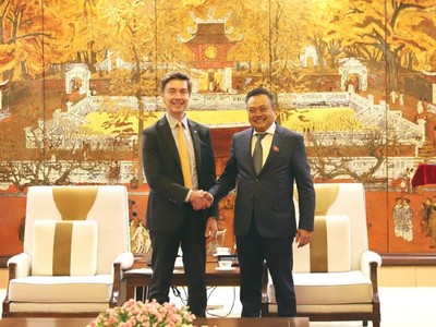 Chủ tịch UBND TP. Hà Nội Trần Sỹ Thanh tiếp Đại sứ Liên minh châu Âu (EU) Julien Guerrier ngày 22/11/2023.