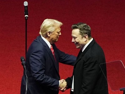 Tổng thống Mỹ Donald Trump (trái) và ông Elon Musk tại Washington, DC, ngày 19/1/2025. Ảnh: Kyodo/TTXVN