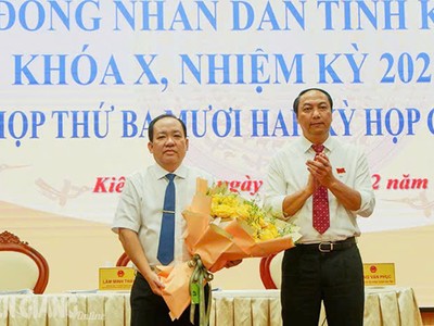 Phó bí thư Thường trực Tỉnh ủy, Chủ tịch HĐND tỉnh Kiên Giang Lâm Minh Thành tặng hoa chúc mừng ông Nguyễn Thanh Phong. Nguồn: Báo Kiên Giang