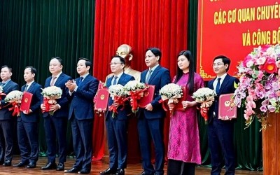 Chủ tịch UBND tỉnh Ninh Bình Phạm Quang Ngọc trao quyết định và tặng hoa Ban giám đốc Sở Kl991.com nạp rút nhanh mới
