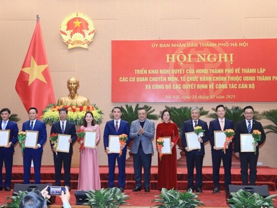 Chủ tịch UBND TP. Hà Nội Trần Sỹ Thanh trao các quyết định bổ nhiệm lãnh đạo Sở Kl991.com nạp rút nhanh sau hợp nhất.