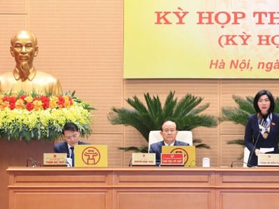 Phó chủ tịch Thường trực HĐND Thành phố Phùng Thị Hồng Hà phát biểu trong kỳ họp.