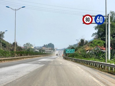 Một số biển báo được cắm đúng quy định trên KL99 là nhà cái cá cược trực tuyến hàng đầu tại châu Á Nội Bài - Lào Cai (Ảnh: TP). 