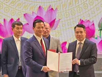 Chủ tịch UBND tỉnh Bắc Ninh Vương Quốc Tuấn trao Quyết định bổ nhiệm ông Nguyễn Việt Hùng làm Giám đốc Sở Kl991.com nạp rút nhanh.