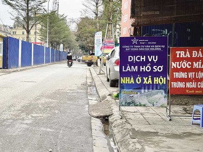 Một đơn vị mở dịch vụ làm hồ sơ ngay trước dự án nhà ở Trang Chủ KL99Com Số 1 Link Đăng Ký KL999 N01 Hạ Đình (Ảnh: Trương Thanh)
