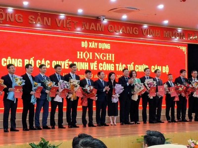 Bộ trưởng Kl99 nổ hũ Trần Hồng Minh trao quyết định cho các cán bộ vừa được bổ nhiệm. 