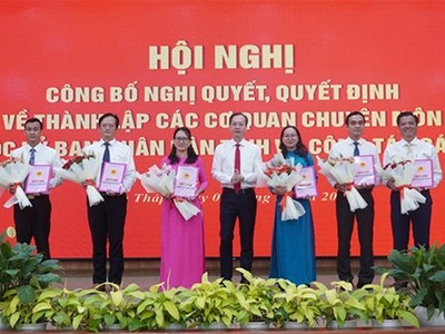 Đồng Tháp công bố các quyết định về sắp xếp bộ máy và công tác cán bộ 