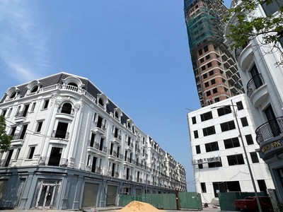 Dự án Tổ hợp nhà phố thương mại Shophouse kết hợp Kl992 VIP Trang Chủ 2026 dịch vụ thương mại, khách sạn nghỉ dưỡng tại phường Đồng Hải, thành phố Đồng Hới đang được nhà Kl99ok phiên bản mới hoàn thiện. 