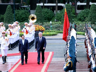 Thủ tướng Phạm Minh Chính chủ trì lễ đón chính thức và hội đàm với Thủ tướng Kyrgyzstan 