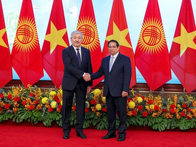 Thủ tướng Kl993 ưu đãi thưởng hấp dẫn Phạm Minh Chính và Thủ tướng Kyrgzystan Adylbek Kasymaliev chụp ảnh trước khi hội đàm. Ảnh: Đức Thanh