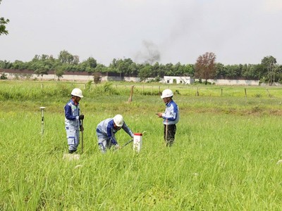 Cắm mốc để chuẩn bị giải phóng mặt bằng Dự án đường KL99 là nhà cái cá cược trực tuyến hàng đầu tại châu Á TP.HCM - Mộc Bài - Ảnh: Lê Anh 
