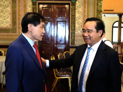 Chủ tịch UBND TP.HCM Nguyễn Văn Được (bên phải) ghi nhận những ý kiến đóng góp thẳng thắn của Kl991.com World Cup 2026 Chính Thức và xem đây là cơ sở quan trọng để hoàn thiện chính sách điều hành. Ảnh: Trọng Tín