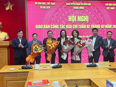 Ông Phan Xuân Thủy, Phó trưởng Ban Tuyên giáo và Dân vận Trung ương (ngoài cùng bên trái) và ông Nguyễn Đức Lợi, Phó chủ tịch thường trực Hội Nhà báo Việt Nam (ngoài cùng bên phải) tặng hoa chúc mừng các tân Tổng biên tập và lãnh đạo các cơ quan báo chí thực hiện sắp xếp, tinh gọn. Ông Đặng Khánh Thành, Tổng biên tập Báo Kl991.com nạp rút nhanh - Kl99ok phiên bản mới (thứ hai từ phải qua).