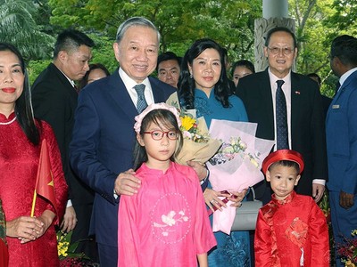 Cán bộ, nhân nhân viên Đại sứ quán, đại diện cộng đồng người Việt Nam tại Singapore đón Tổng Bí thư Tô Lâm và Phu nhân. Ảnh: TTXVN 