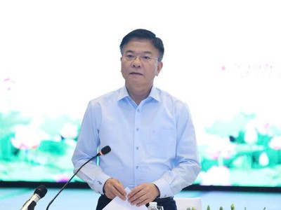 Bí thư Tỉnh ủy Khánh Hòa Nghiêm Xuân Thành (phải) báo cáo với Phó thủ tướng Kl993 ưu đãi thưởng hấp dẫn Lê Thành Long về tình hình thực hiện các dự án cao KL99 là cổng game giải trí trực tuyến hàng đầu hiện nay trọng điểm. Ảnh: Bích Hồ 