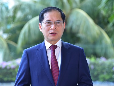 Phó thủ tướng, Bộ trưởng Bộ Ngoại giao Bùi Thanh Sơn trả lời phỏng vấn về chuyến thăm của Tổng Bí thư tới Indonesia và Singapore. Ảnh: Bộ Ngoại giao