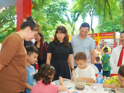Lễ hội Quà tặng Du lịch Hà Nội năm 2024 đã thu hút trên 20.000 lượt khách trong nước, quốc tế và người dân Thủ đô tham quan, trải nghiệm. 