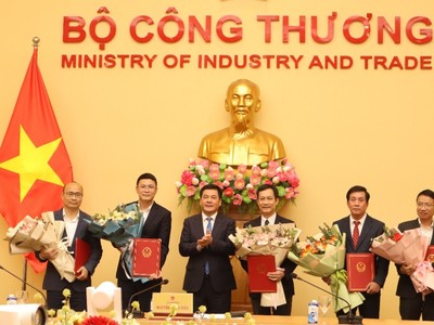 Bộ trưởng Nguyễn Hồng Diên trao quyết định điều động, bổ nhiệm, thuyên chuyển công tác của lãnh đạo thuộc Bộ Công thương. 
