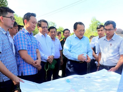 Phó chủ tịch Thường trực UBND tỉnh Khánh Hòa Lê Hữu Hoàng (giữa) vừa kiểm tra thực tế Dự án Kl99ok phiên bản mới xây dựng và Kl992 VIP Trang Chủ 2026 kết cấu Kl99kl ưu đãi độc quyền Khu công nghiệp (KCN) Dốc Đá Trắng. Ảnh: Thanh Hiền 