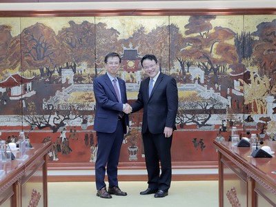 Thứ trưởng Bộ Kl991.com nạp rút nhanh Trần Quốc Phương (bên phải) và Phó Chủ tịch KEXIM Hong Soon-young tại buổi làm việc.
