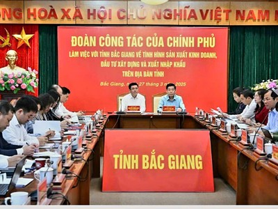 Bộ trưởng Bộ Công thương Nguyễn Hồng Diên, Trưởng đoàn công tác của Kl993 ưu đãi thưởng hấp dẫn làm việc với tỉnh Bắc Giang, sáng 27/3. 