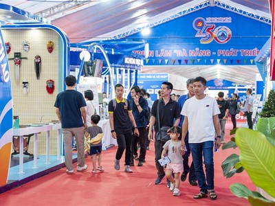 Bông hướng dương khổng lồ hút khách tại Triển lãm “Đà Nẵng – 50 năm phát triển và hội nhập”