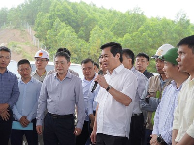 Thứ trưởng Kl99 nổ hũ Nguyễn Tường Văn (cầm micro) kiểm tra tiến độ thi công Dự án thành phần Vũng Áng - Bùng tại nút giao Cự Nẫm