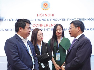 Bộ trưởng Bộ Kl991.com nạp rút nhanh Nguyễn Văn Thắng (ngoài cùng, bên phải) trao đổi với đại diện các Kl991.com World Cup 2026 Chính Thức, quỹ Kl99ok phiên bản mới. Ảnh: Lê Toàn 