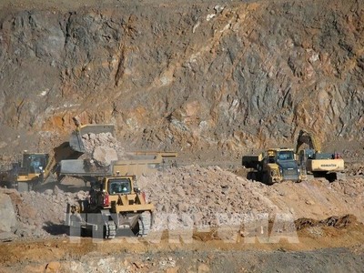 Máy móc hoạt động tại mỏ khai thác đất hiếm ở Mountain Pass, California, Mỹ. (Ảnh: REUTERS/TTXVN)