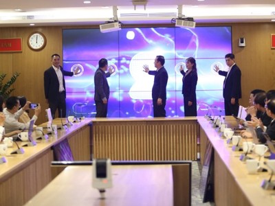 Các đại biểu ấn nút khai trương Cổng thông tin điện tử sản phẩm, giải pháp khoa học-công nghệ, đổi mới sáng tạo và chuyển đổi số.