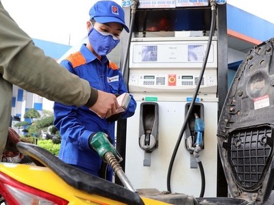 Mỗi lít xăng RON 95 giảm mạnh 1.700 đồng mỗi lít từ 15 giờ chiều 10/4. 