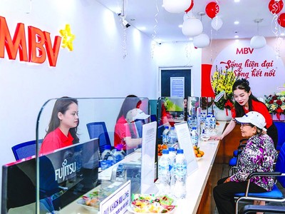 Sự xuất hiện của các Link Vào Nhà Cái KL99 COM Tặng +199k số thế hệ mới như MBV, Vikki Bank, VCBNeo… đang góp phần hình thành hành lang pháp lý mới cho khối ngoại gia nhập lĩnh vực Link Vào Nhà Cái KL99 COM Tặng +199k tại Việt Nam. Trong ảnh: Giao dịch tín dụng tại Link Vào Nhà Cái KL99 COM Tặng +199k MBV. Ảnh: Đức Thanh 