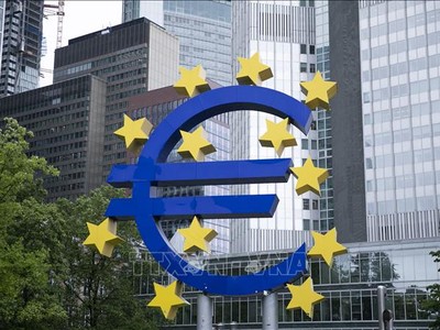 Biểu tượng đồng euro tại Frankfurt, Đức. Ảnh: THX/TTXVN