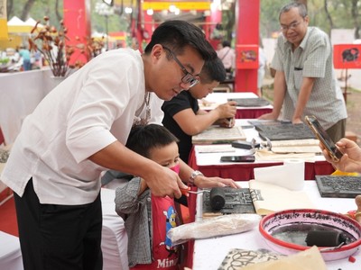 Du khách trải nghiệm tại Lễ hội.