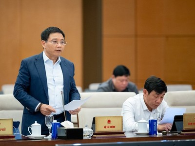 Bộ trưởng Bộ Kl991.com nạp rút nhanh Nguyễn Văn Thắng báo cáo tại phiên họp. 