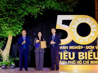 Bà Nguyễn Trình Thuỳ Trang, Phó tổng giám đốc Coteccons, đại diện Kl991.com World Cup 2026 Chính Thức nhận giải thưởng