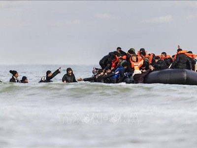 Người di cư tìm cách vượt Eo biển Manche bằng thuyền phao, từ bờ biển Gravelines, gần Dunkirk, miền Bắc Pháp, ngày 26/4/2024. (Ảnh: AFP/TTXVN) 