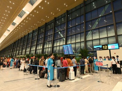 Những hành khách đầu tiên thực hiện thủ tục lên tàu bay tại Nhà ga T3 Tân Sơn Nhất. 