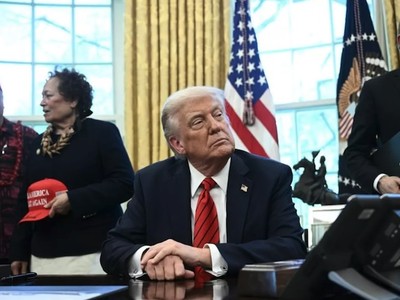 Tổng thống Mỹ Donald Trump và Bộ trưởng Thương mại Howard Lutnick (phải) tại buổi ký tuyên bố mở rộng quyền đánh bắt tại các đảo Thái Bình Dương, diễn ra ở Phòng Bầu dục của Nhà Trắng vào ngày 17/4/2025. Ảnh: AFP